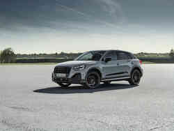 A205042 web 1920 Model Audi Q2 odfotený z ľavej strany stojaci na parkovisku.